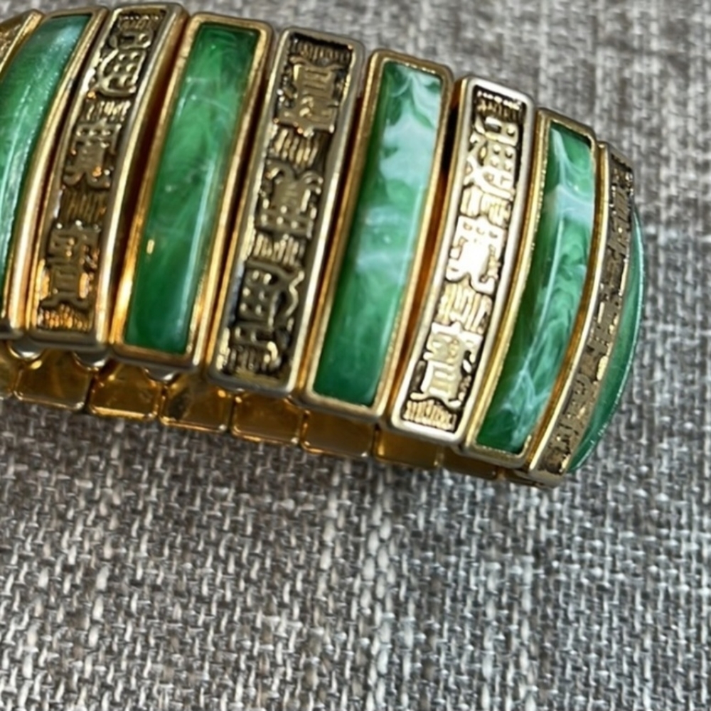 Vintage Green and Gold Bracelet with Exquisite Craftsmanship